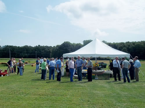Das Foto zeigt den Baustart der EnviTec Biogasanlage mit zahlreichen Gästen.