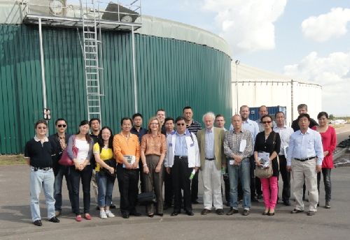 Das Foto zeigt die Chinesische Delegation vor einem EnviTec- Biogasfermenter.