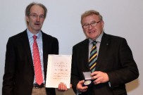 Prof. Dr. Hubert Spiekers erhält die Max-Eyth-Denkmünze in Silber.